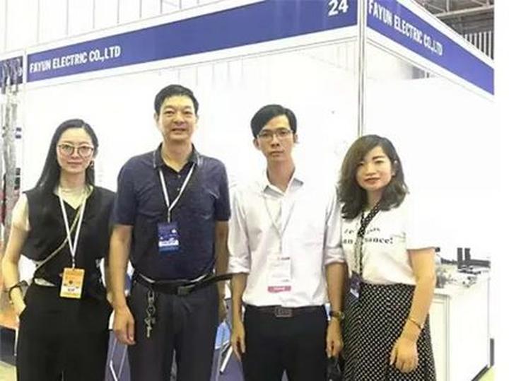4 kiểu áo sơ mi dìm dáng, xỉn - Cảm hứng video marketing từ Hotspot Matrix